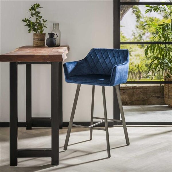 3345-51bb-4c98-a66a-319cb3ef8b50.jpeg D - Hoyz Barstoel Velvet Blauw - Met arm en rugleuning - Zwart metalen onderstel - per 2 stuks