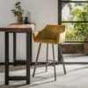 94b8-60d4-4411-93f6-7d65d811a261.jpg D - Hoyz - Barstoel Velvet Okergeel - Met arm en rugleuning - Zwart Metalen Onderstel - Per 2 Stuks