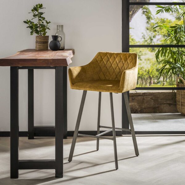 94b8-60d4-4411-93f6-7d65d811a261.jpg D - Hoyz - Barstoel Velvet Okergeel - Met arm en rugleuning - Zwart Metalen Onderstel - Per 2 Stuks